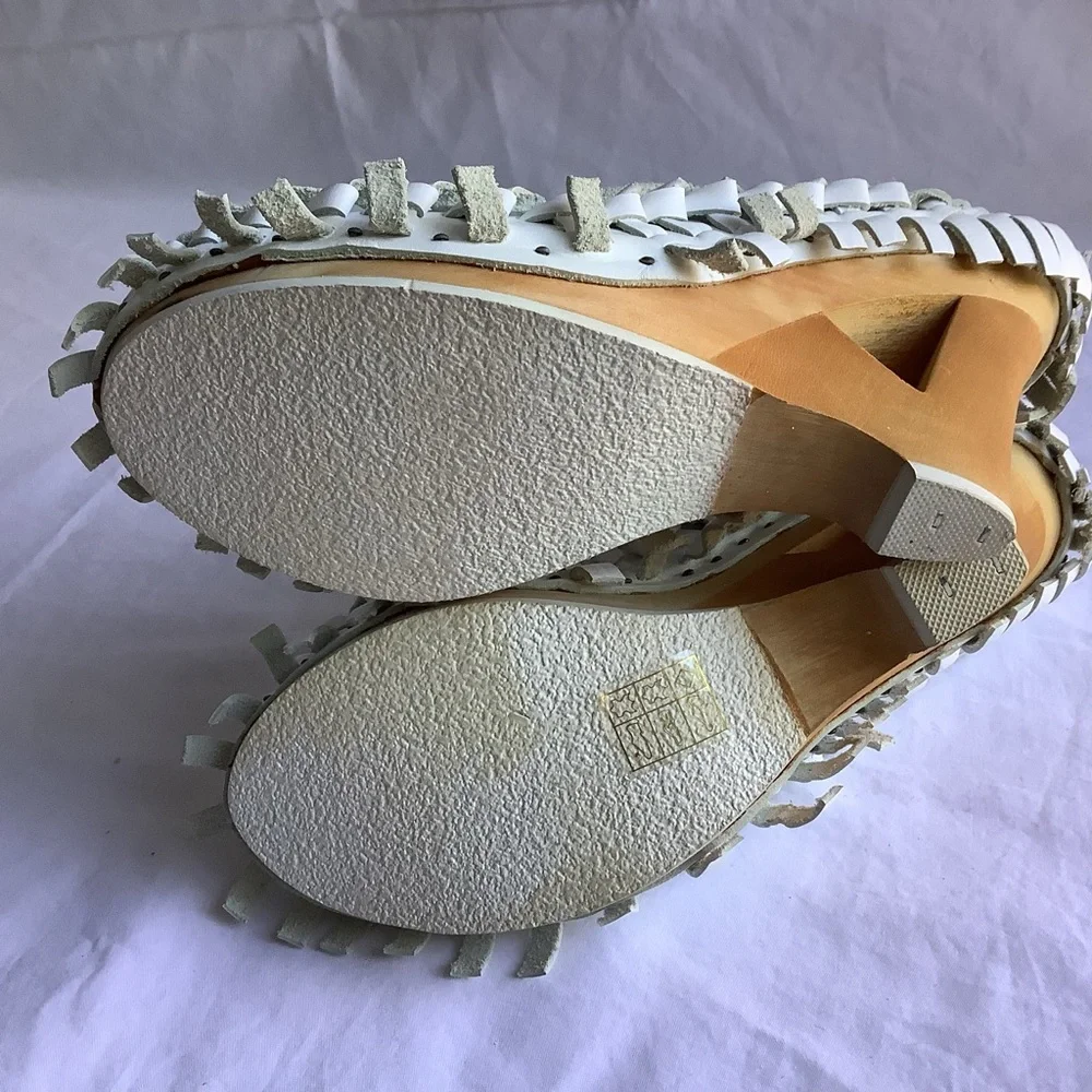 NWB Y2K Women’s Irregular Choice White Leather Carved Wood Wedge Heels Sz 8 - Picture 9 of 10